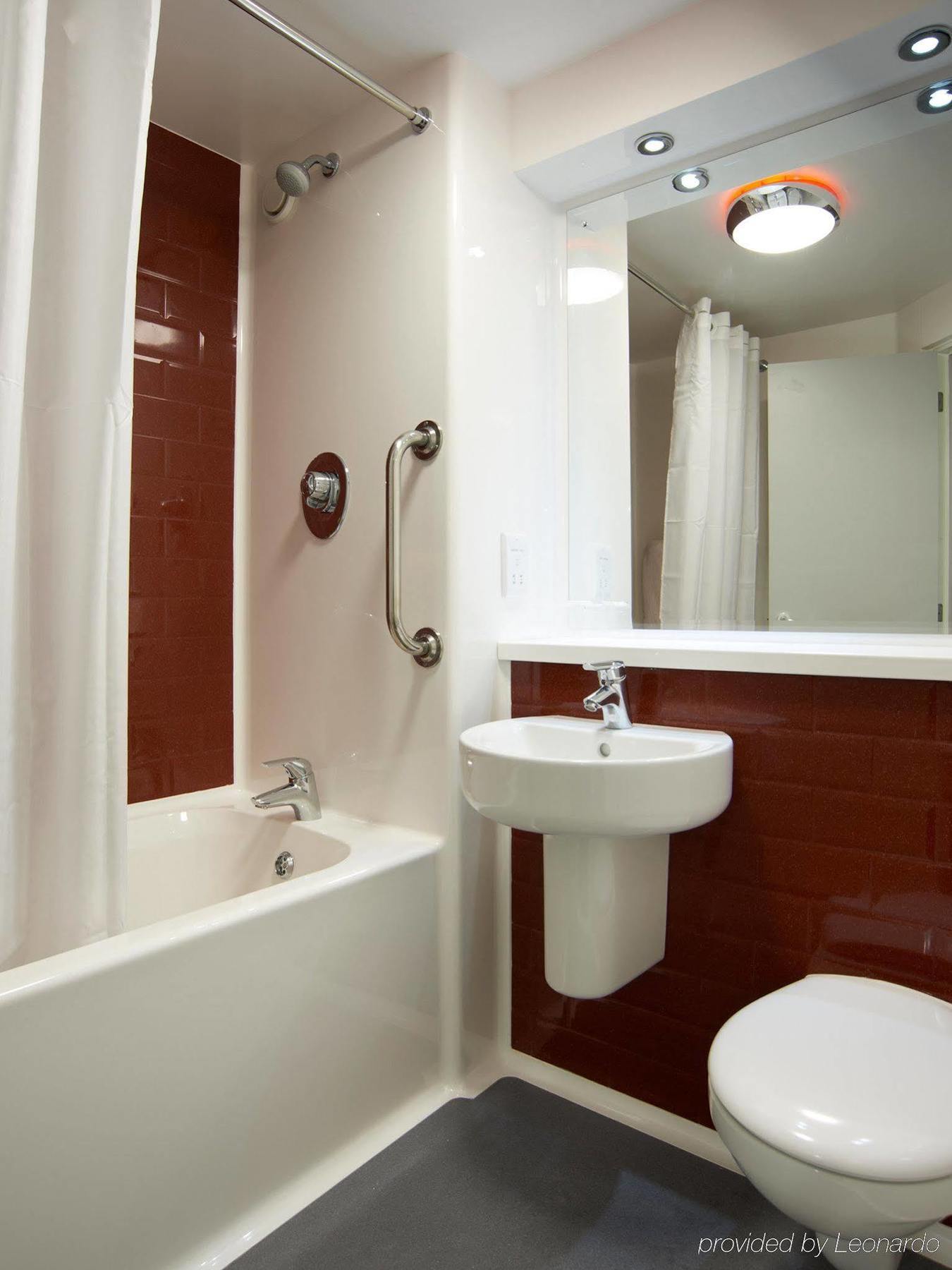 Travelodge London Woolwich Екстериор снимка